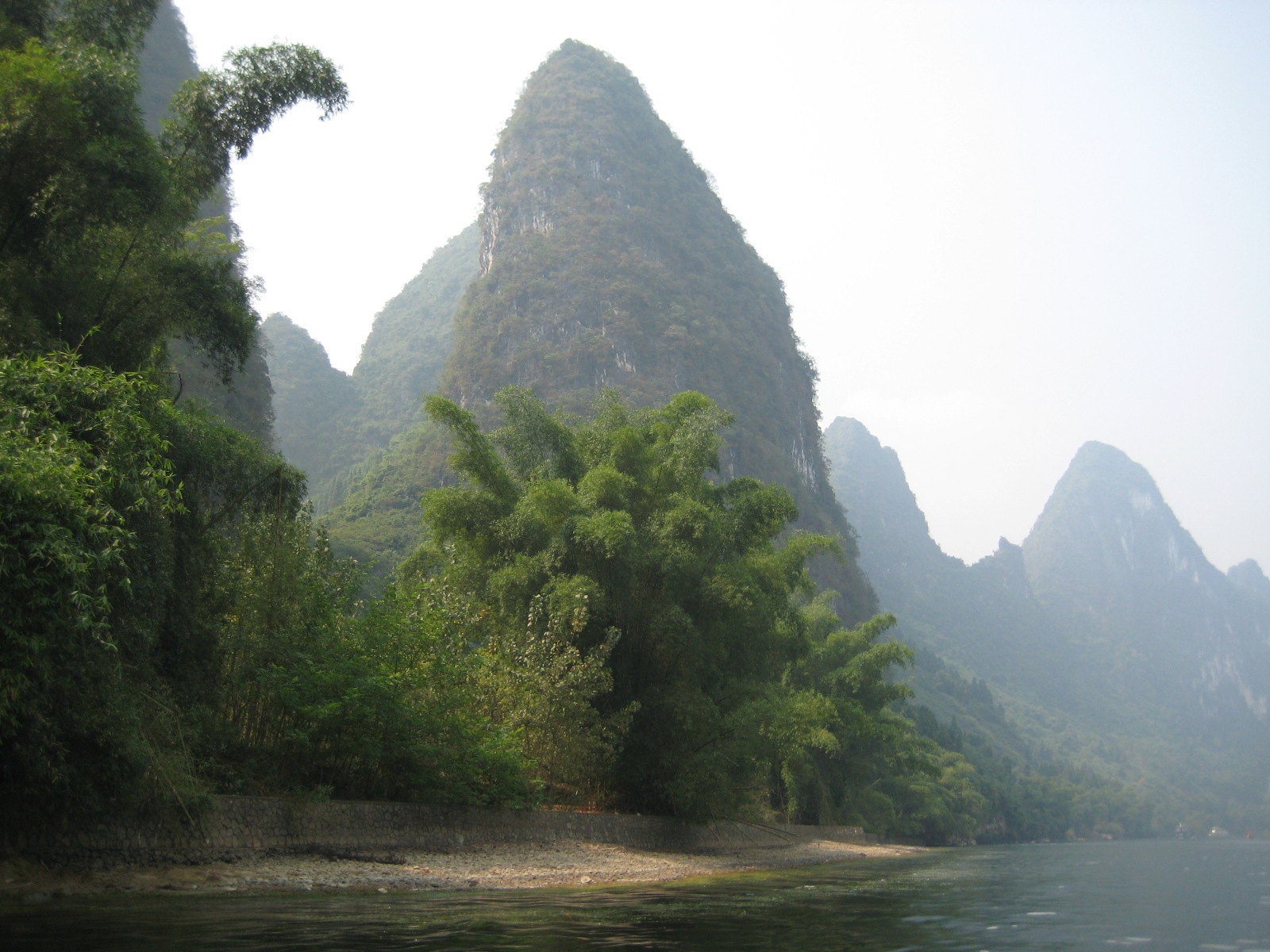 Paysage karstique de Chine, bambous et rivière